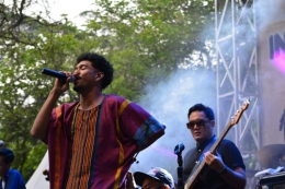 Teddy Adithiya bernyanyi di atas panggung Rumah Indofood Stage dalam JGTC 2018/Joshua Christian Hutajulu
