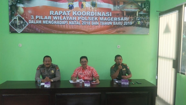 Danramil 0815/19 Magersari Kapten Inf Desto Jumeno Saat Membekali Wasbang Pada Rakor Tiga Pilar Kelurahan Di kantor Kecamatan Magersari, Kamis (06/12/2018)