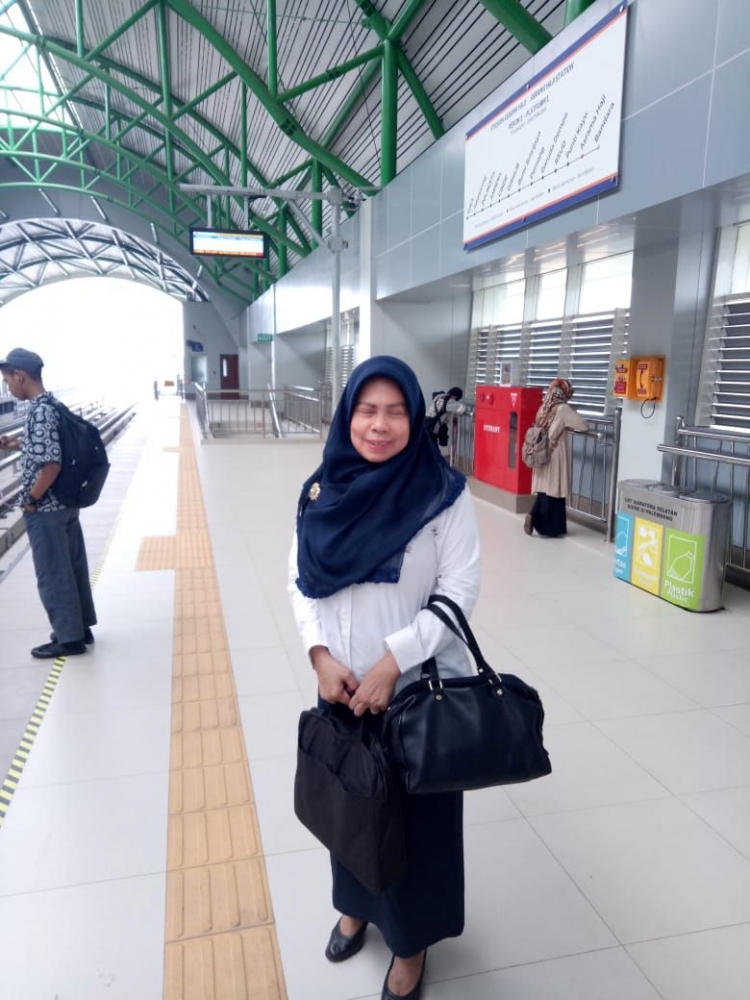 foto : umek saat menunggu kereta di stasiun LRT.