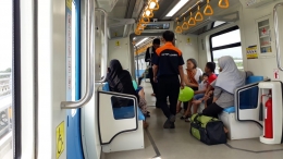 Suasana dalam kereta LRT. kiriman Karsono