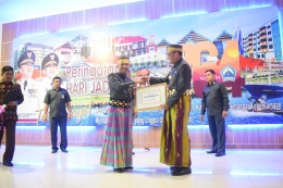 Gubernur SulSel (kanan) serahkan voucher senilai 26 Milyar kepada Bupati Bantaeng (kiri) sebagai kado HJB 764 (07/12/2018).