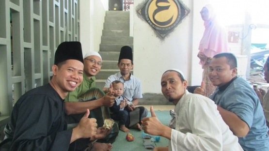 Saya bersama Kang Eeb dan santri. Dok:Pribadi