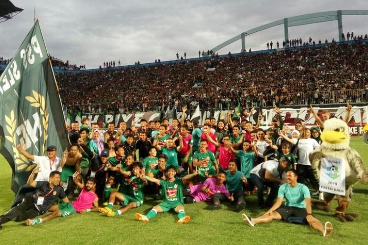 Para pemain, ofisial, pelatih, dan manajemen PSS Sleman saat berfoto bersama merayakan lolos Liga 1.(Wijaya Kusuma/Kompas.com) 
