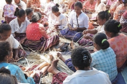 Peningkatan ekonomi kaum perempuan dengan kearifan lokal menganyam, (sumber foto: www.instagram.com/duanyam)