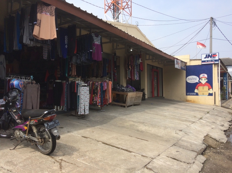Agen JNE di antara toko kain