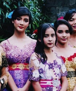 Karya Indri Payet Bali Diperagakan oleh Cucu Ibu Putu. Dokumentasi Ibu Putu