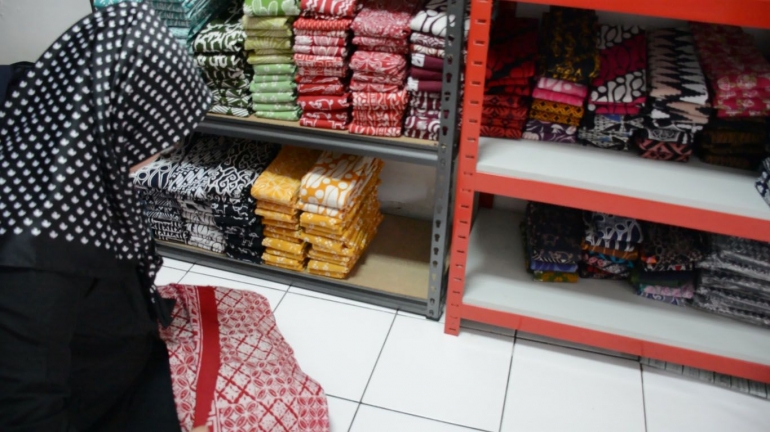 Pembeli yang Datang ke Toko Batik Pelangi (Foto Ali)