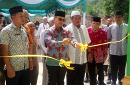 Wakil Bupati Bangka Syahbudin melakukan pengguntingan pita tanda diresmikannya surau Nurul Huda (dokpri) 