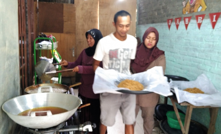 Mengintip Dapur Bawang Merah Goreng Mbok Jabrik yang Berada di Kabupaten Kediri (foto: Luana Yunaneva)