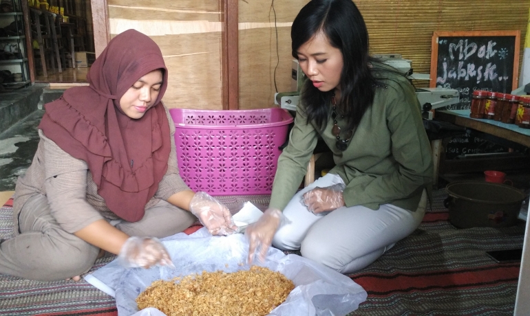 Saya dan Ovi (kiri) tengah melakukan proses sortir, bagian tersulit dari pembuatan Bawang Merah Goreng Mbok Jabrik (foto: Luana Yunaneva)