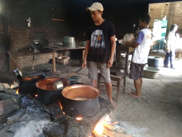 Air tape ketan dimasak hingga mendidih