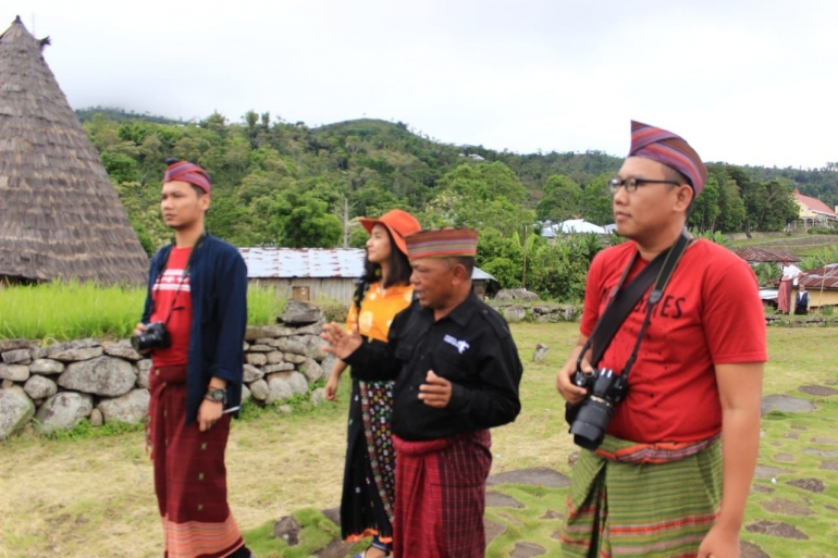 Saya dan Pak Titus berkeliling di kampung Todo. Dok. Muhammad Irzal Adikurnia