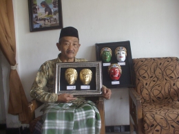 Mbah Sukani dengan kerajinan topeng buatannya (dok. Amin Karyanata/Lintang Pandu Sekar)