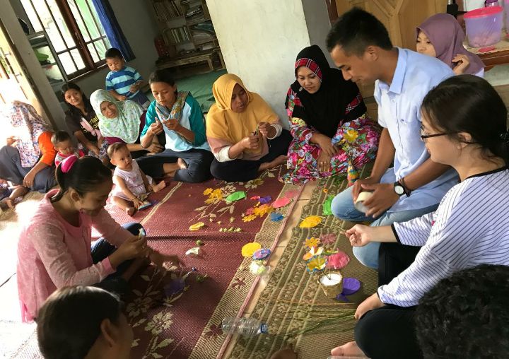 Kegiatan Sosialisasi Bunga Plastik (Dokumentasi Pribadi)