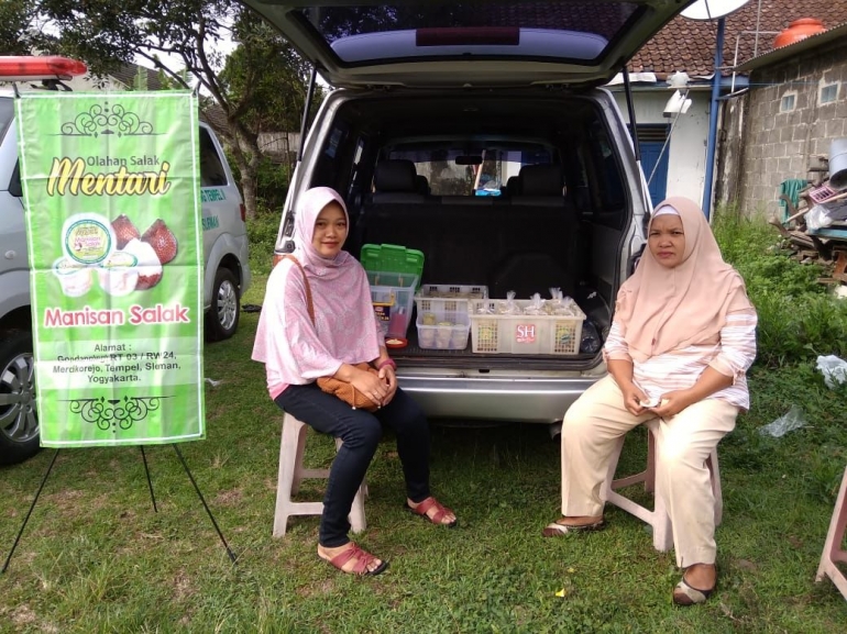Ibu Sri Muryani (kiri) dan Kelompok Usahanya, memasarkan produk Manisan Salak dokpri