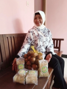 Salah seorang akademisi dari Kota Yogyakarta, menyempatkan mengunjungi Rumah Produksi Manisan Salak 