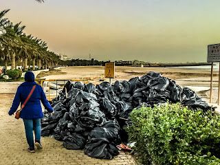 Sampah Yang Menumpuk Terbawa Banjir Dikumpulkan oleh Sukarelawan/wati dok pribadi