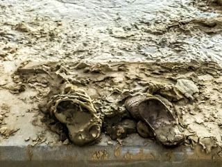 Sandal Yang Tertinggal Pemiliknya Sibuk Bermain Air dok pribadi