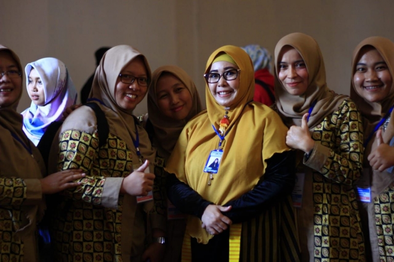 Linda Afriani bersama dengan peserta lomba guru se Indonesia
