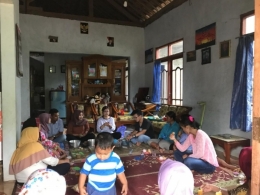 Sosialisasi tentang pembuatan pot jerami padi bersama ibu PKK Dusun Gadingan (dokumen pribadi)