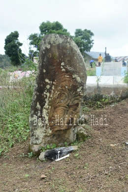 Salah satu bentuk menhir yang ada di sela-sela pemakaman penduduk desa Todo. Dok. Hafiful Hadi