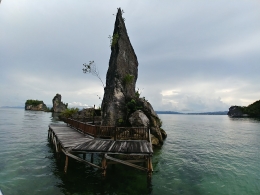 Batu Pensil di Teluk Kabui. Sumber: Dok. Pribadi