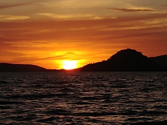 Matahari Senja Dengan Sinar Kemerahan Dalam Perjalanan Pulang. Sumber: Dok. Pribadi