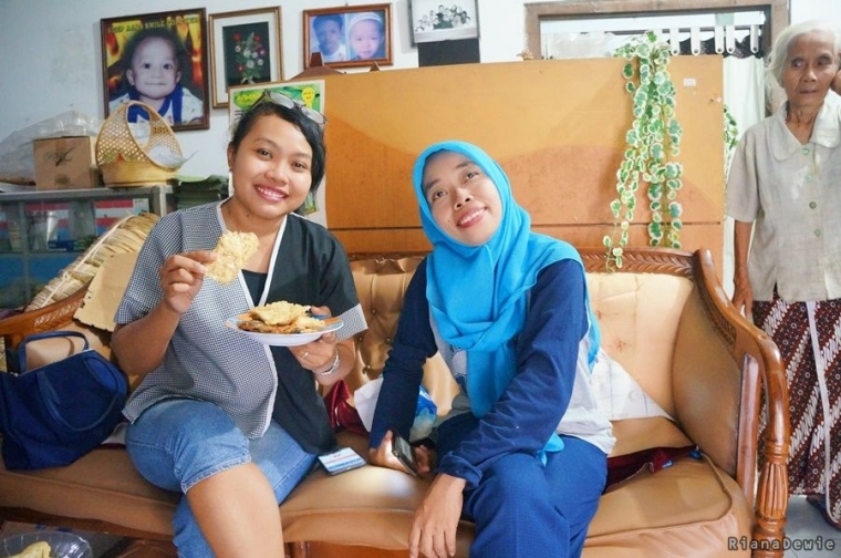 Saya, mbak Susi dan Ibunda sedang menikmati mendoan buatannya mbak Susi (dok.pri)