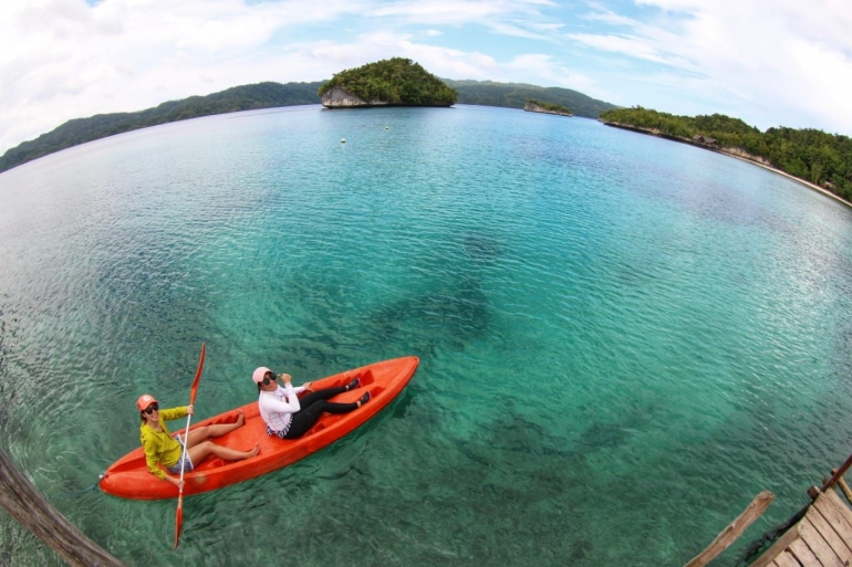 Penulis Bermain Kano di Laut Doberai Private Island. Sumber: Dok. Pribadi