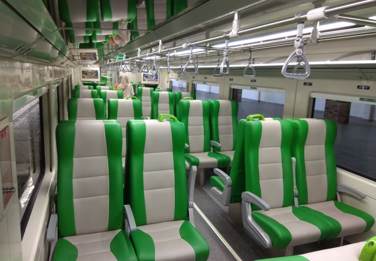 Interior kereta bandara Minangkabau Ekspres. (Foto: Amad S)