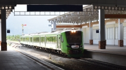 KA Minangkabau Ekspres relasi Stasiun Bandara BIM-Stasiun Padang. (Foto: Amad S)