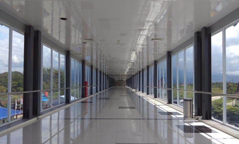 Jembatan/ lorong yang menghubungkan Bandara dengan Stasiun BIM. (Foto: Amad S)