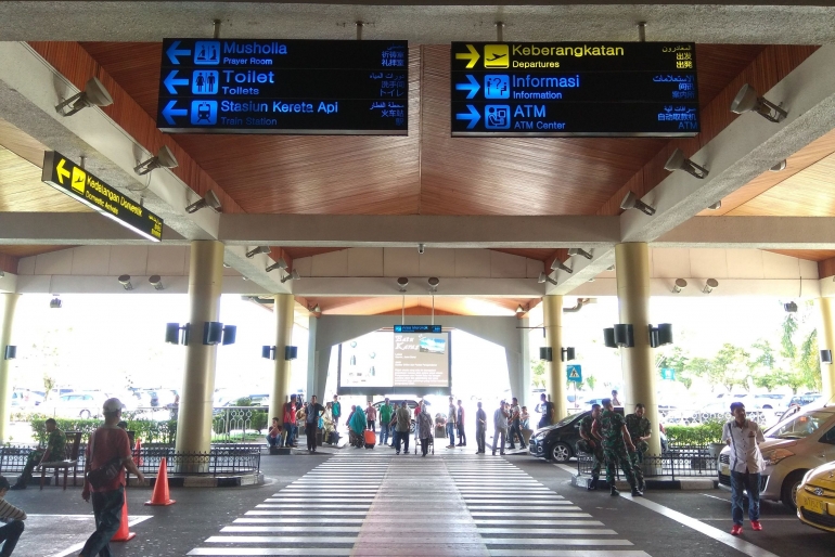 Petunjuk arah menuju Stasiun BIM yang terpampang di depan Pintu Kedatangan BIM. (Foto : Amad S)