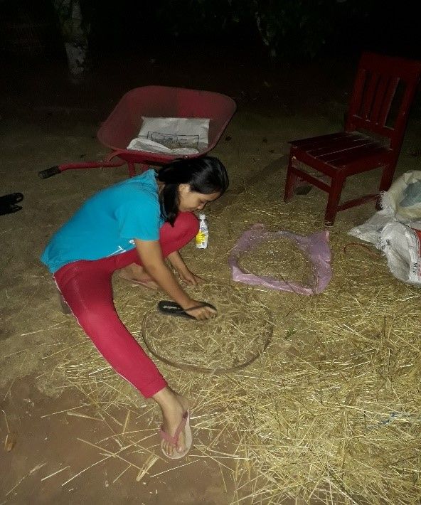 (Dokumentasi Pribadi) Proses perontokan gandum dari malainya dengan sandal jepit
