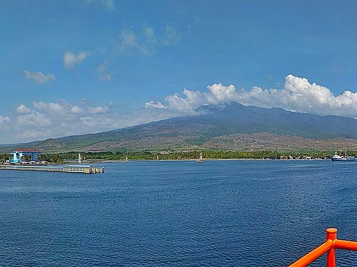 Siluet Rinjani dari atas kapal penyeberangan, Kayangan Lombok menuju Pototano Sumbawa. Dokpri