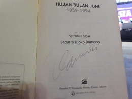 Saya sengaja bawa buku dari rumah untuk meminta tanda tangan penulisnya, Eyang Sapardi Djoko Damono. Taraaa... Alhamdulillah dapat. (Dokpri).