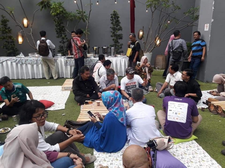 Situasi di sebuah taman pojok, berkumpulnya para Kompasianer. Ada bapak menterinya loh. Bapak M Hanif D. (Dokpri).
