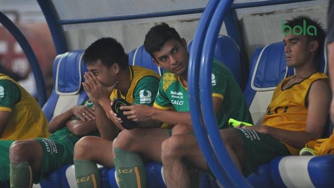 Ekspresi pemain-pemain Sriwijaya FC usai kalah dari Arema yang membuat mereka terdegradasi ke Liga 2/Foto: Bola.com
