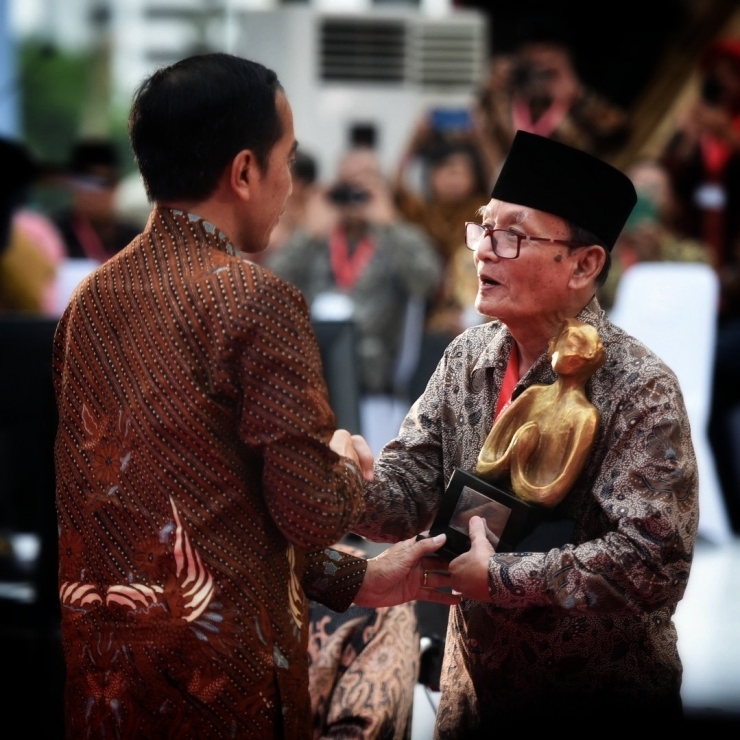 Yai Zawami Imron menerima penghargaan kebudayaan dari Presiden Jokowi di acara penutupan Kongres Kebudayaan Indonesia 2018.| Dokumentasi Feri Latief (twitte @feri_latief)