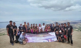 Peserta Jambore GenPI LS berfoto bersama Bapak Sekda KSB dan Ibu Surdiana (duduk kiri), koreografer Tari Kalong - Kisah Guci Keramat Desa Budaya Mantar. Cred. Tim GenPI LS