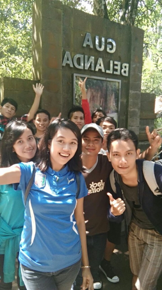 Saya dan para mahasiswa STTBB berpose di depan monumen bertuliskan Goa Belanda di Tahura (foto: Luana Yunaneva)