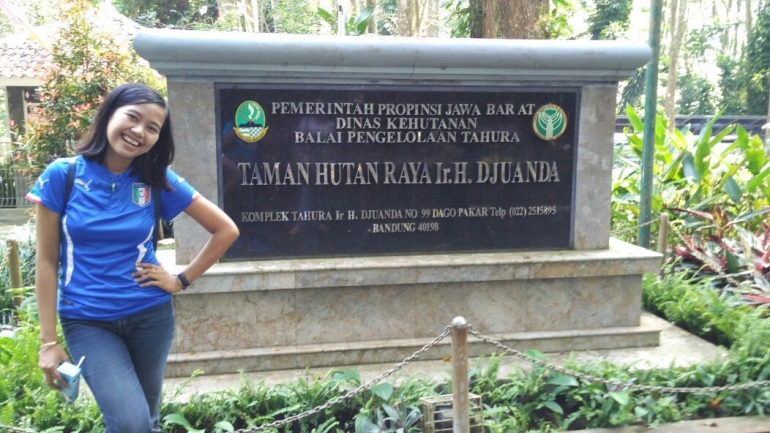 Saya berfoto di depan Kantor Dinas Kehutanan Balai Pengelolaan Tahura, Pemerintah Provinsi Jawa Barat (foto: Luana Yunaneva)