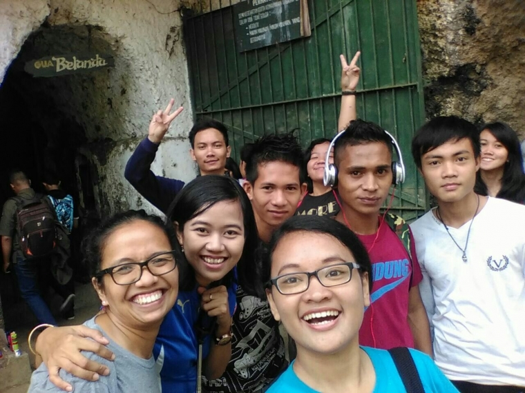 Saya dan mahasiswa STTBB berpose di depan Goa Belanda, Tahura (foto: Luana Yunaneva)