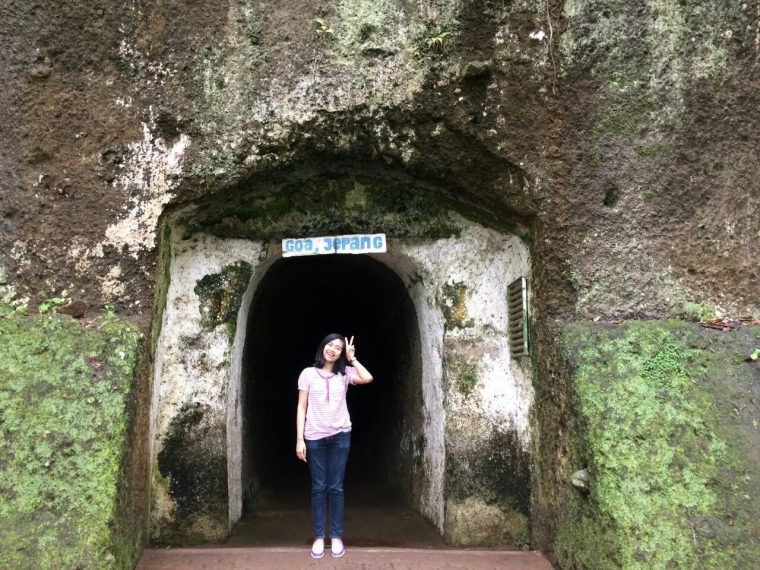 Saya berpose di depan Goa Jepang (Foto: Luana YUnaneva)