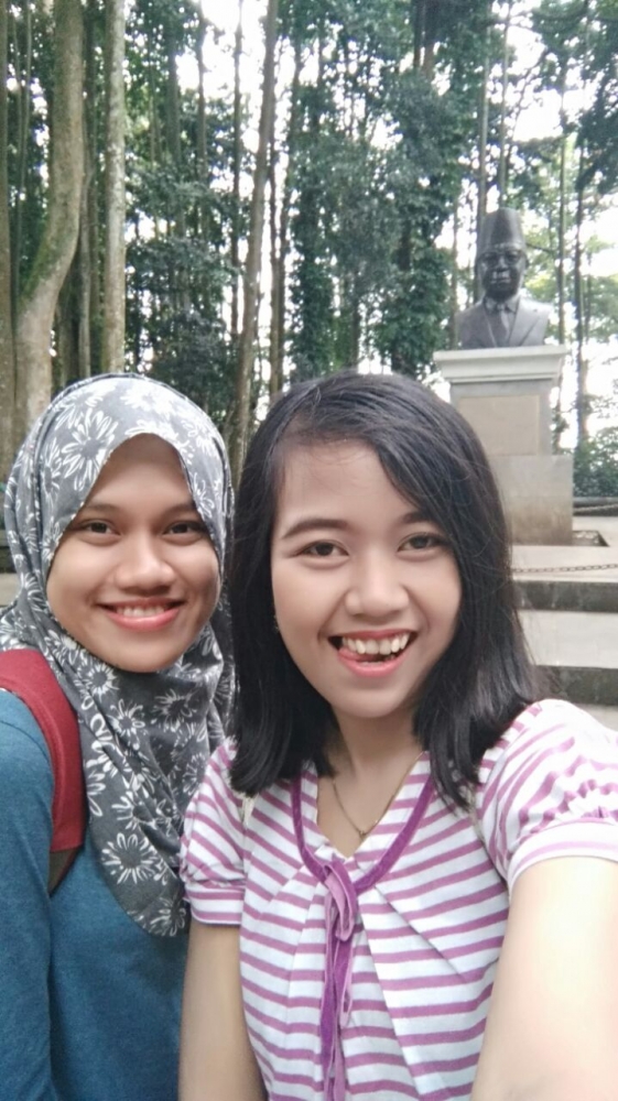 Saya dan Dika berpose di depan Monumen Ir. H. Djuanda yang terletak di bagian tengah Tahura (foto: Luana YUnaneva)