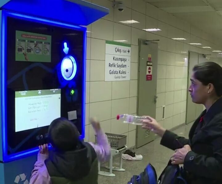 Vending machine dengan botol plastik (dok.aljazeera)