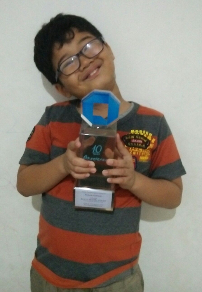 Si Bungsu dan Piala (dok.pri.)