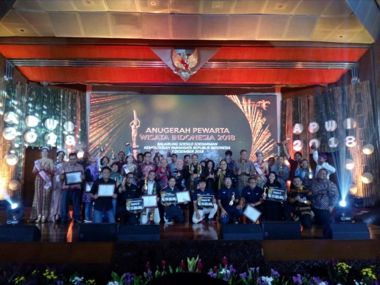 Para Juara APWI2018 berfoto bersama Menteri Pariwisata Arief Yahya | Foto: ElChristto