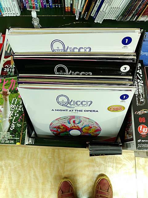 Vinyl Queen (sudah ada 3 album) yang dijual di toko buku dekat rumah (Dokumentasi Pribadi)