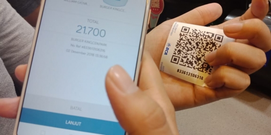 Scan QR Sakuku saat transaksi beli burger dengan harga promo di salah satu tempat makan di Central Park Mal, Jakarta Barat, awal Desember 2018. (foto Ganendra)